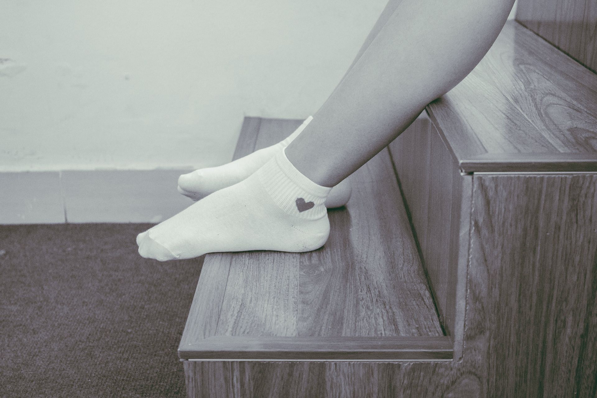 Reynaud's disease cause chilling sensation in fingertips and toes. (Image via Pexels/ This is Zun)